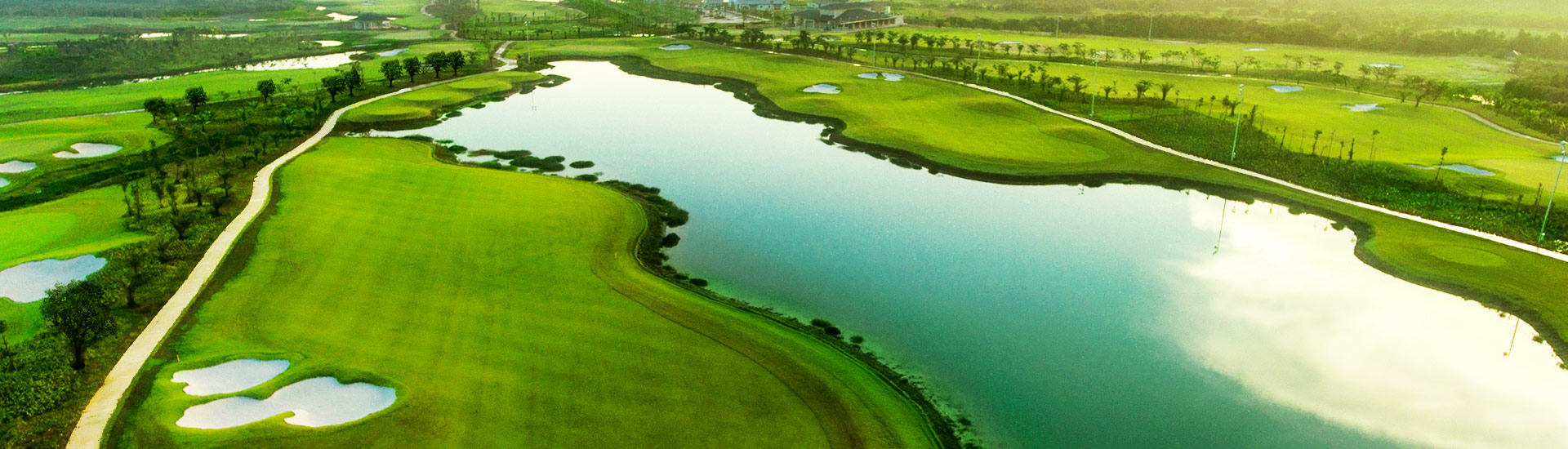 Sân Golf West Lakes Golf & Villas